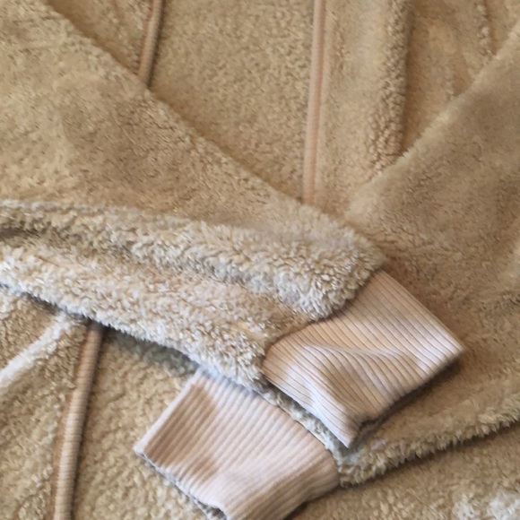 Cozy, snuggly Koolaburra by Ugg teddy hoodie. Two pockets. Super cute. - Picture 7 of 8